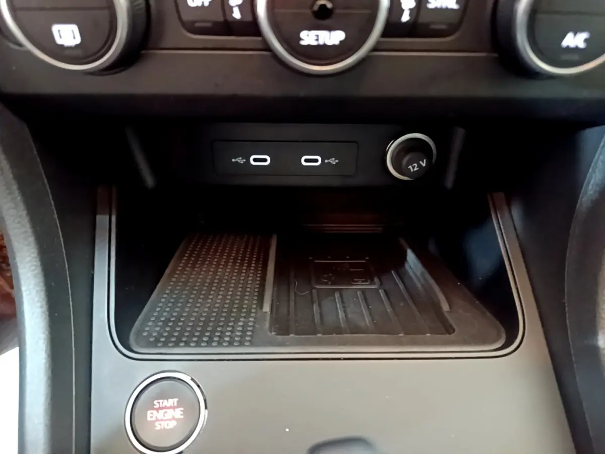 Gros plan sur la console centrale du SEAT Ateca noir, montrant les ports USB-C, prise 12V et bouton démarrage moteur.