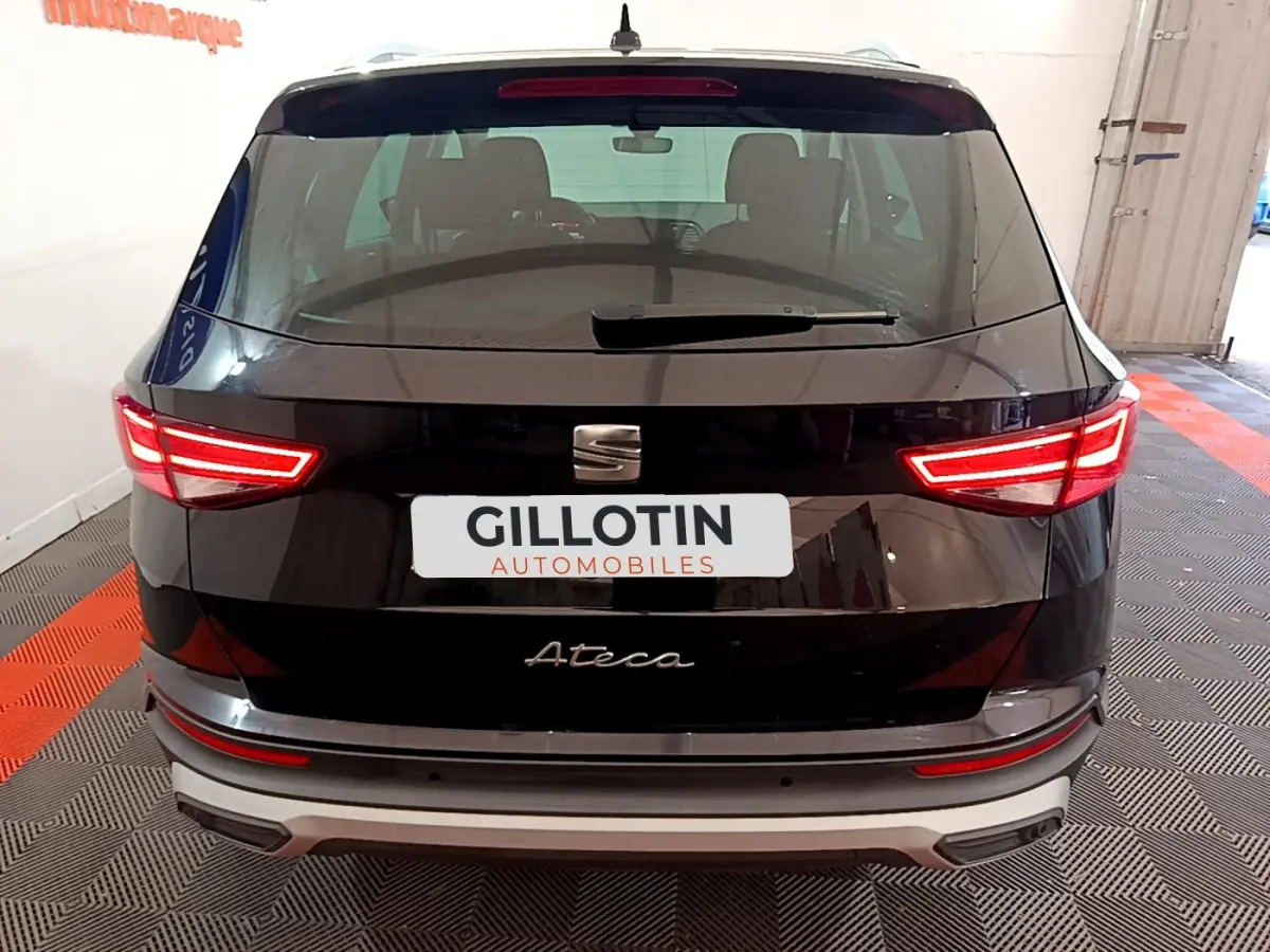 Vue arrière d'un SEAT Ateca noir 2022 avec feux LED allumés et logo visible sur le hayon.