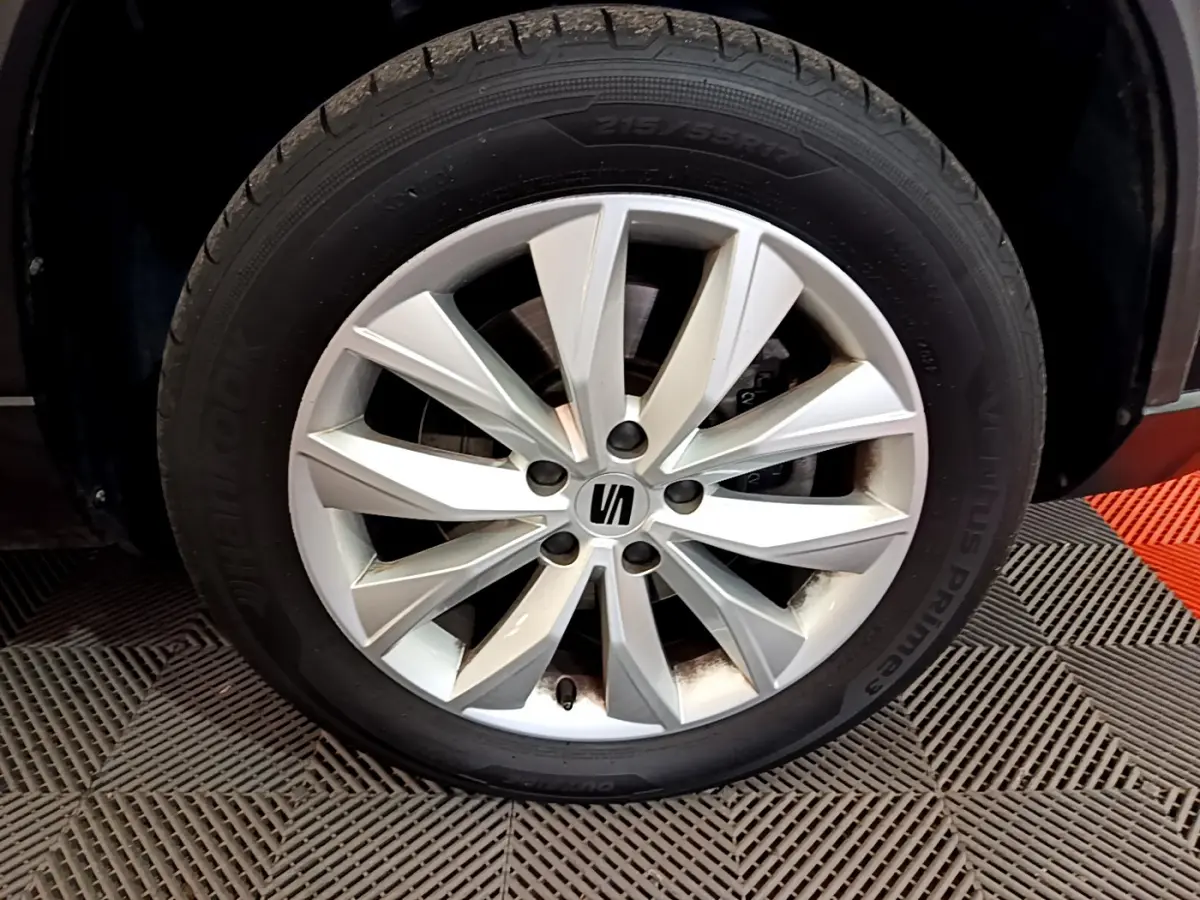 Gros plan sur la jante argentée à 10 branches du SEAT Ateca noir, pneu Hankook Ventus Prime 3 visible.