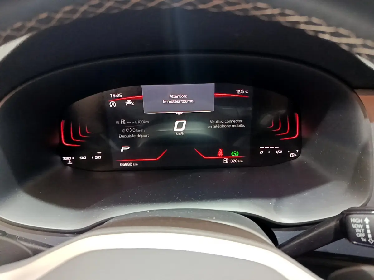 Tableau de bord numérique du SEAT Ateca noir 2022 affichant vitesse zéro et alertes moteur en vue frontale rapprochée.