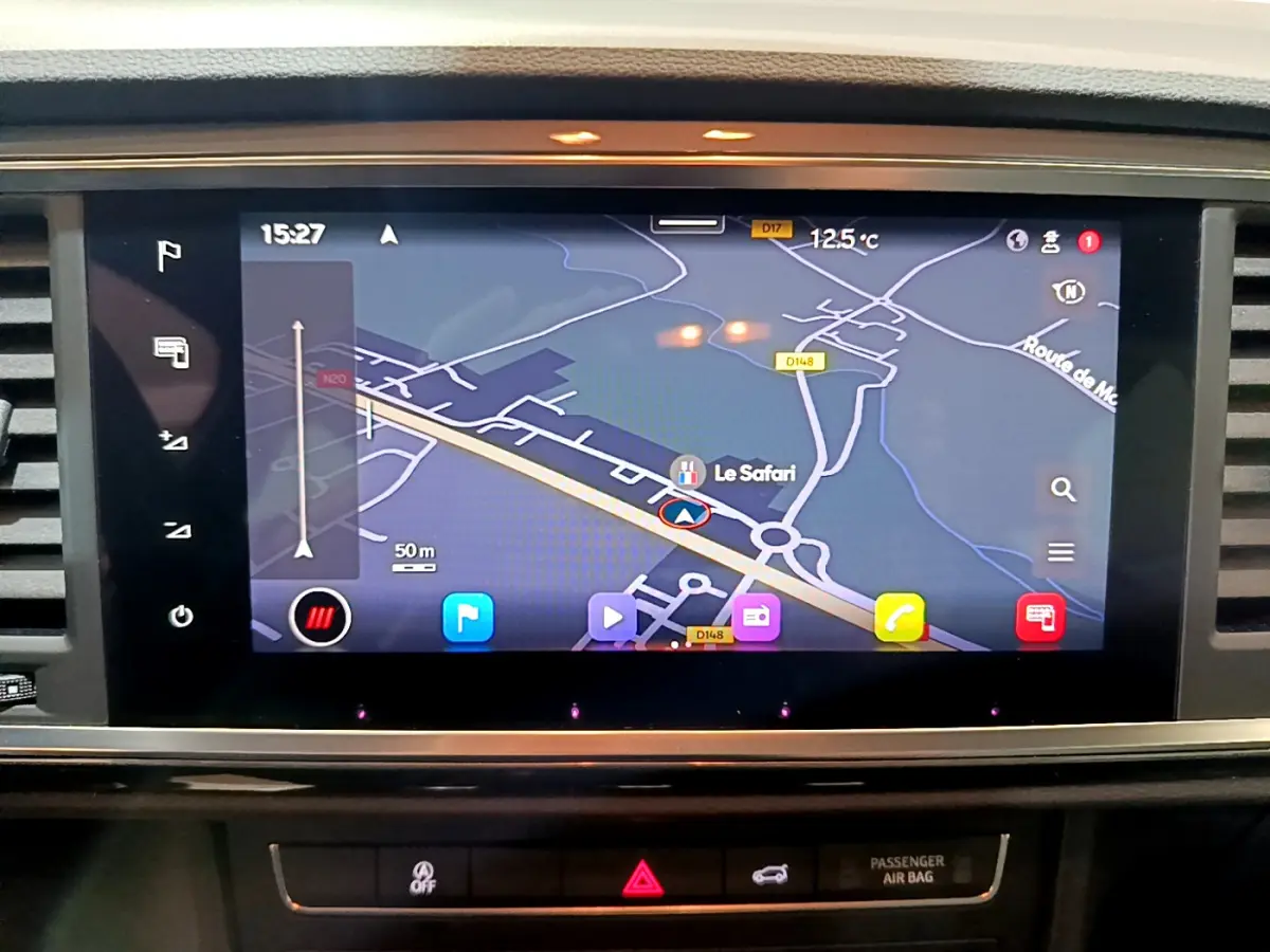 Écran tactile central du tableau de bord du SEAT Ateca noir 2022 affichant la navigation GPS en plein jour