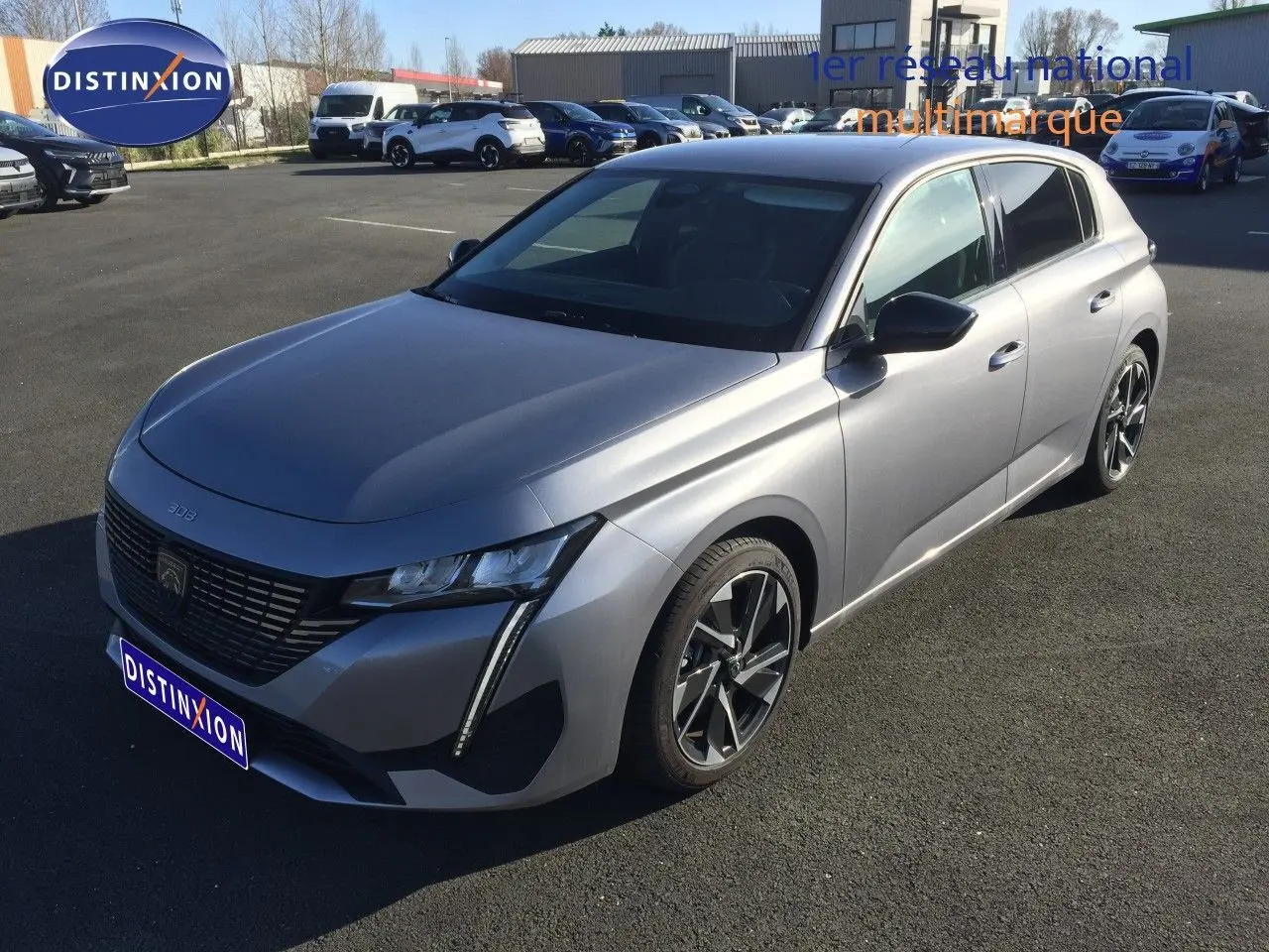 Vue 3/4 avant droit d'une Peugeot 308 gris Artense métal 2025 avec calandre noire et jantes bi-ton.