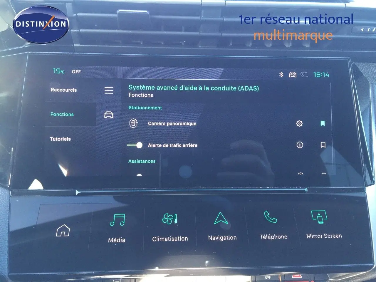 Écran tactile central de la Peugeot 308 gris Artense, affichant les fonctions avancées d’aide à la conduite.