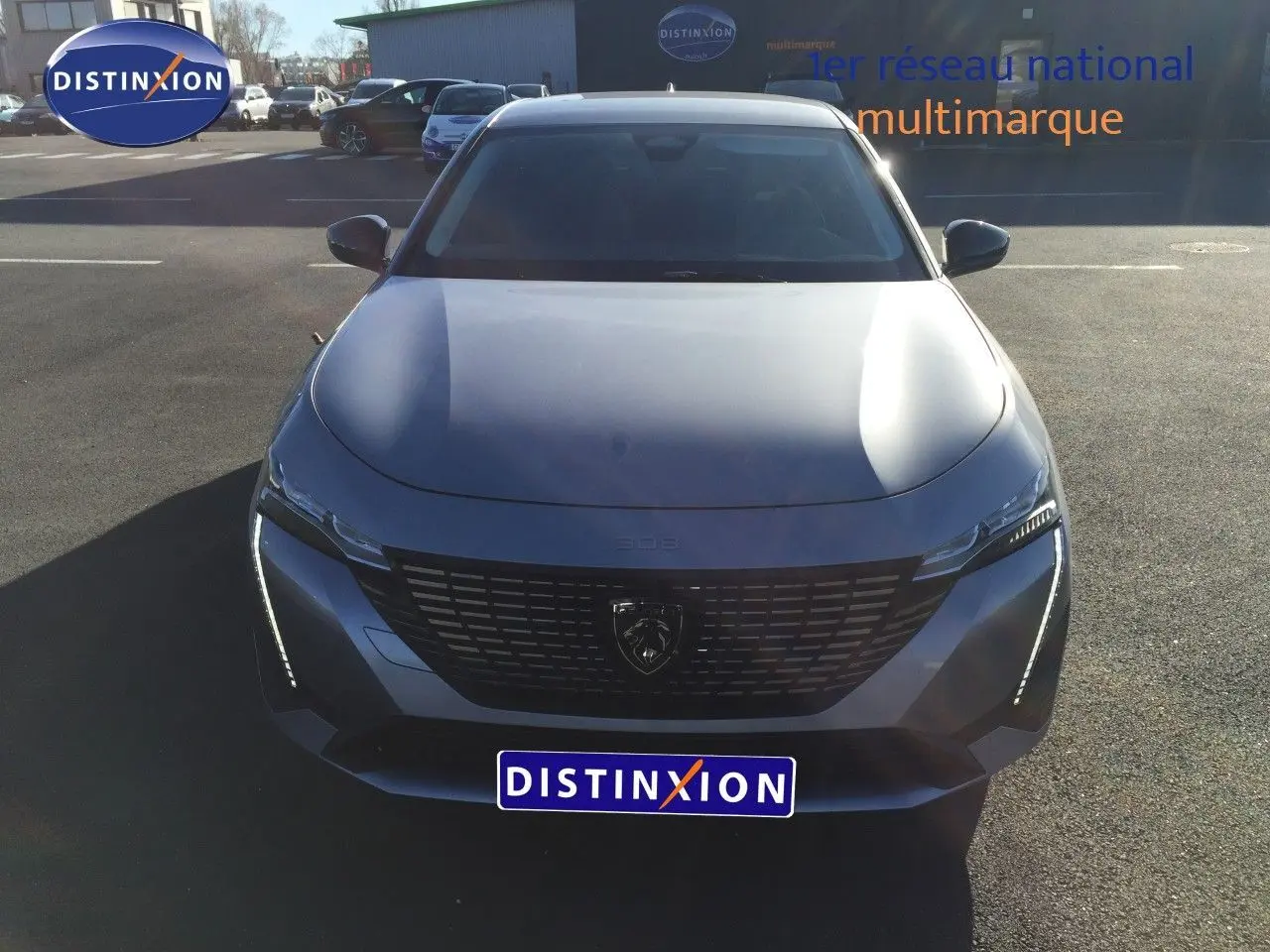 Vue avant d'une Peugeot 308 gris Artense métal 2025, mettant en valeur sa calandre et ses feux LED distinctifs.