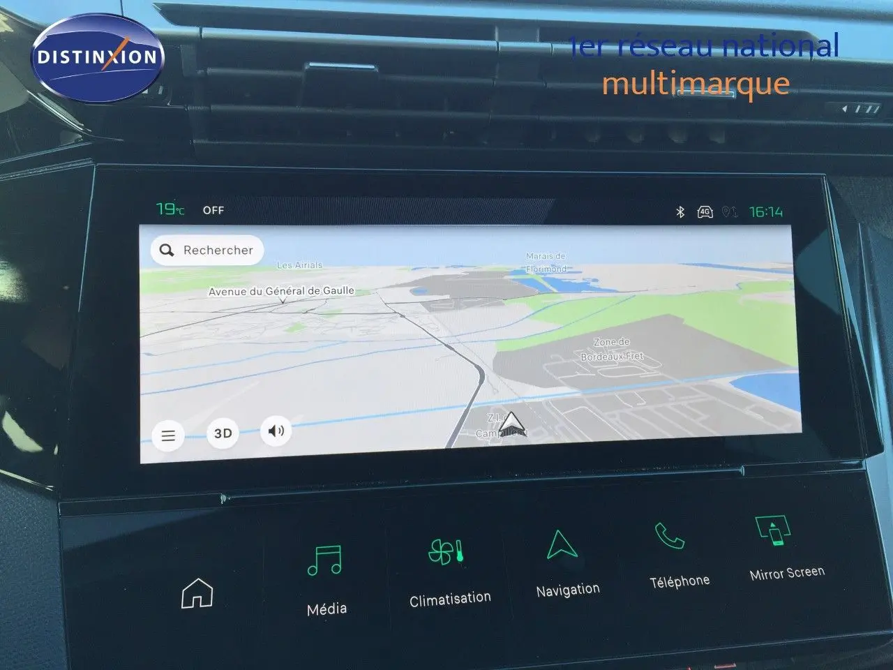 Vue rapprochée de l’écran tactile central de la Peugeot 308 gris Artense, affichant la navigation GPS.