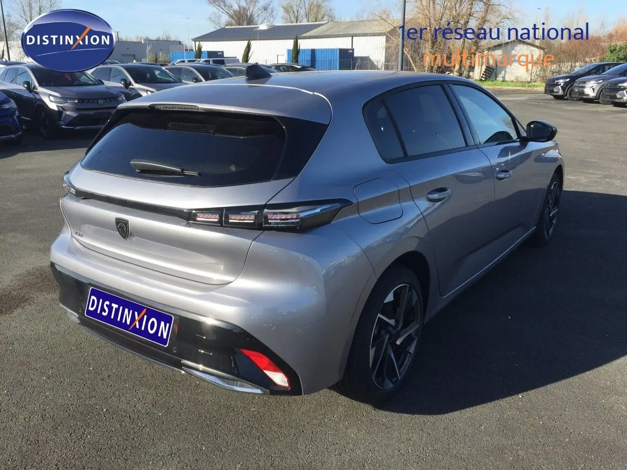Vue 3/4 arrière droite d'une Peugeot 308 gris Artense métallisé avec feux LED et jantes bi-ton.