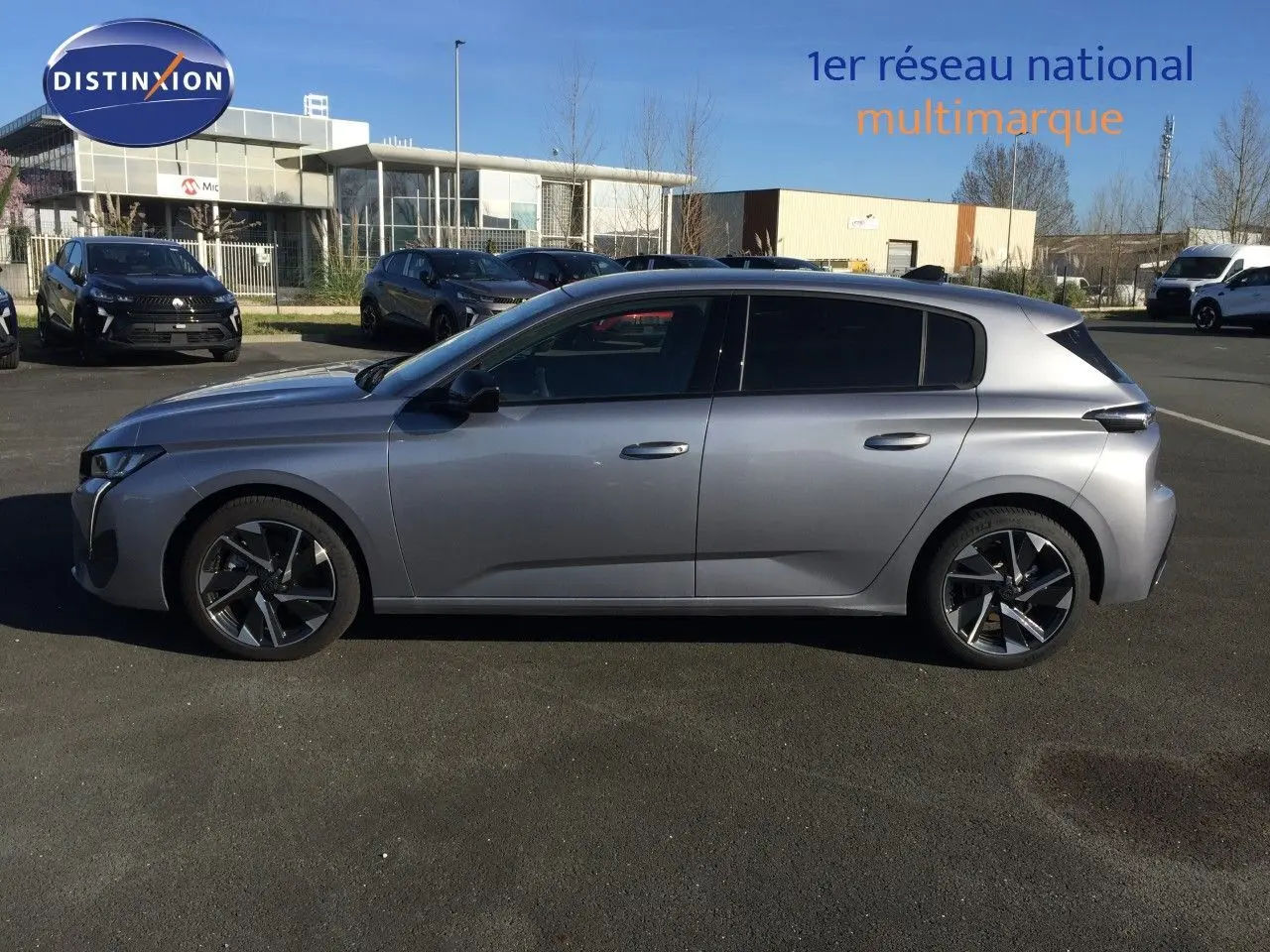 Profil droit d'une Peugeot 308 1.2 Hybrid 145ch gris Artense métal, avec jantes alliage et vitres teintées.