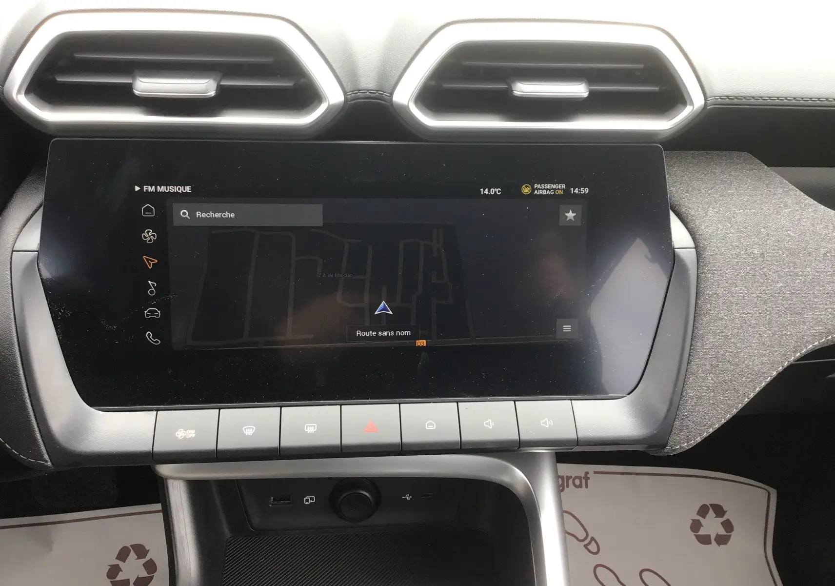 Vue rapprochée de l'écran tactile 10,25'' et des commandes centrales du tableau de bord du MG ZS Cosmic Silver 2026.