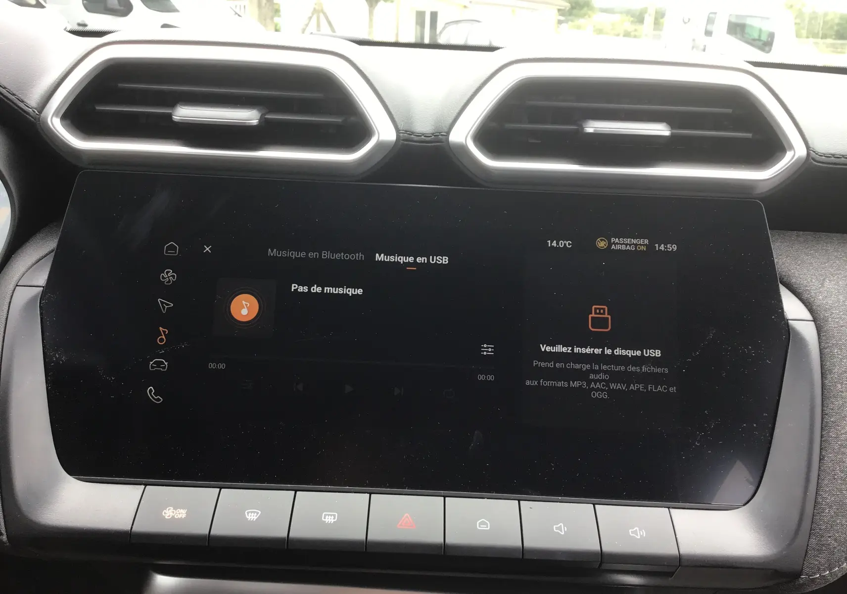 Vue rapprochée de l’écran tactile 10,25'' du tableau de bord du MG ZS 2026, avec commandes climatisation en dessous.