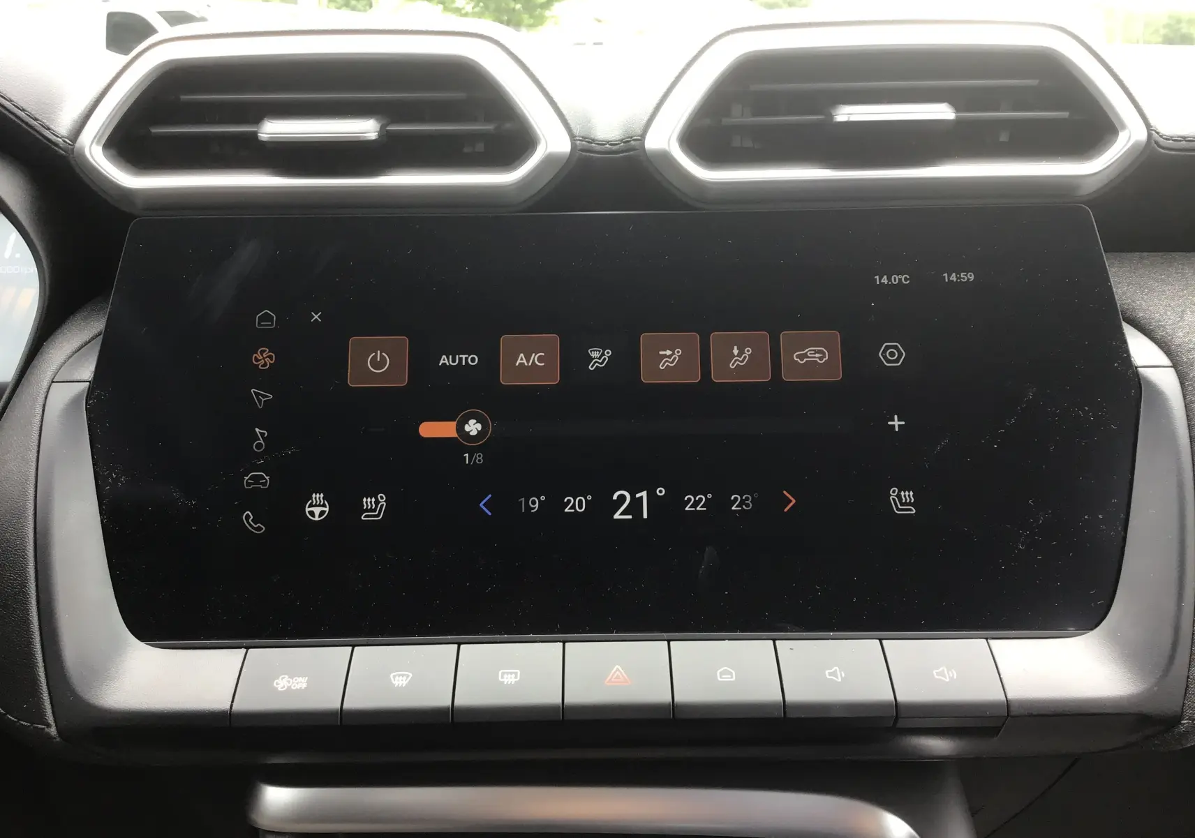 Écran tactile central de la MG ZS Cosmic Silver 2026 montrant les réglages de climatisation et ventilation.
