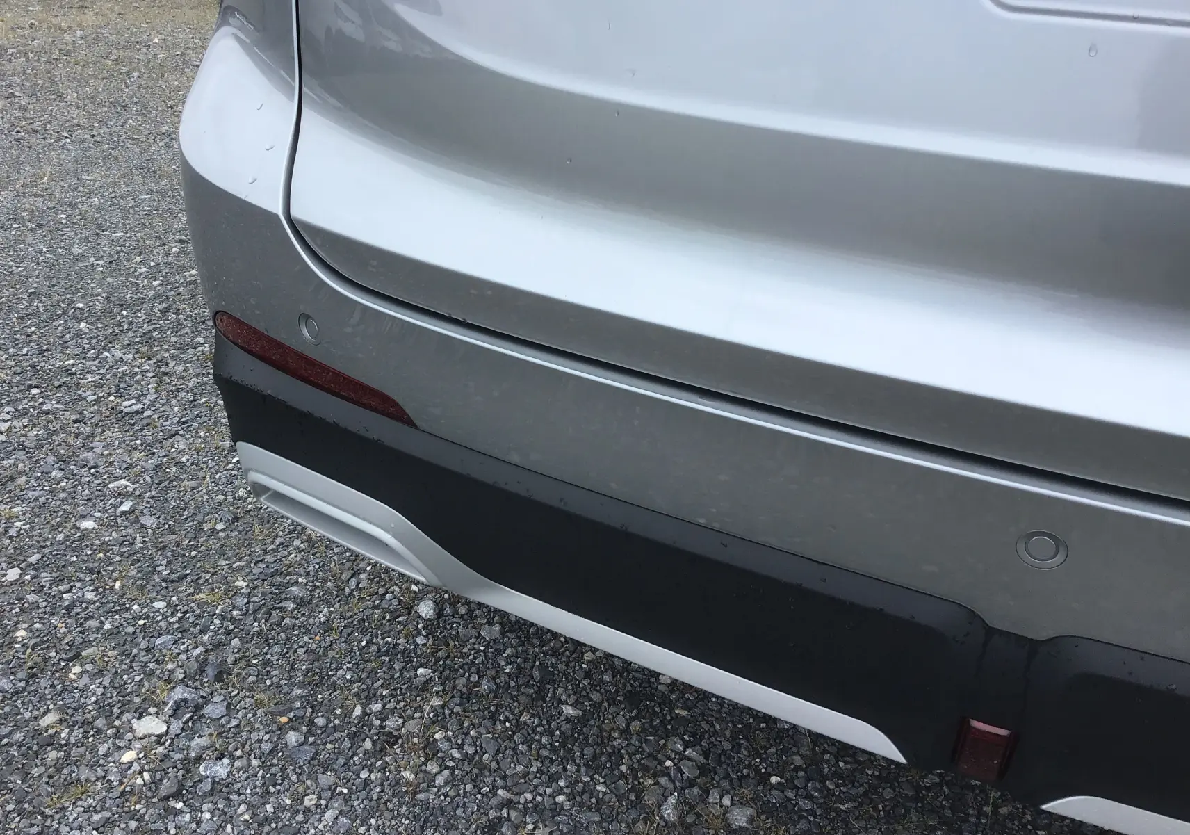 Gros plan sur le pare-chocs arrière Cosmic Silver du MG ZS 1.5 L Hybrid+ avec capteur de recul et feu antibrouillard.