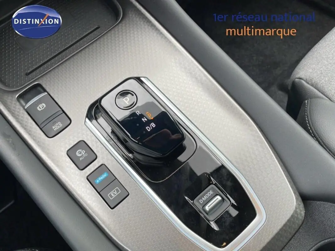 Gros plan sur la console centrale du Nissan Qashqai gris 2025, mettant en valeur le sélecteur de boîte automatique et les commandes de conduite.