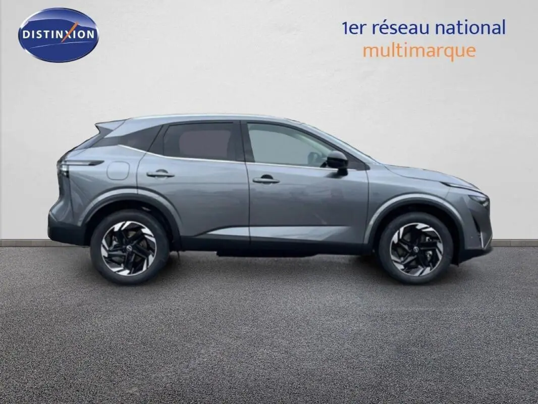 Vue de profil côté gauche d'un Nissan Qashqai gris 2025 avec jantes noires et toit contrasté.