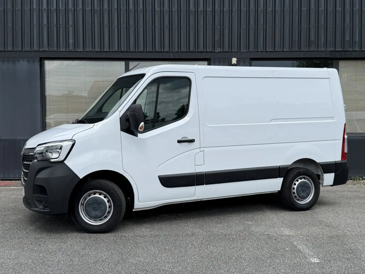Renault Master blanc vu de profil côté gauche, fourgon utilitaire avec jantes acier et protections noires.