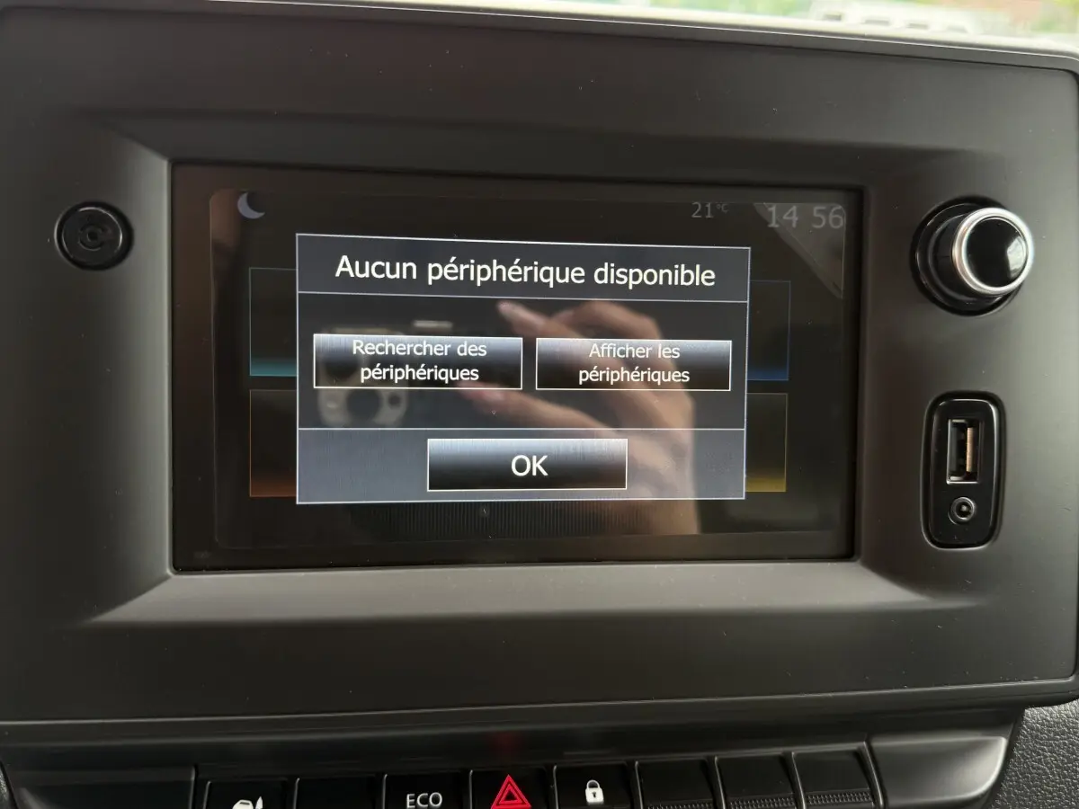 Écran tactile central du tableau de bord du Renault Master 2024 affichant un message "Aucun périphérique disponible".