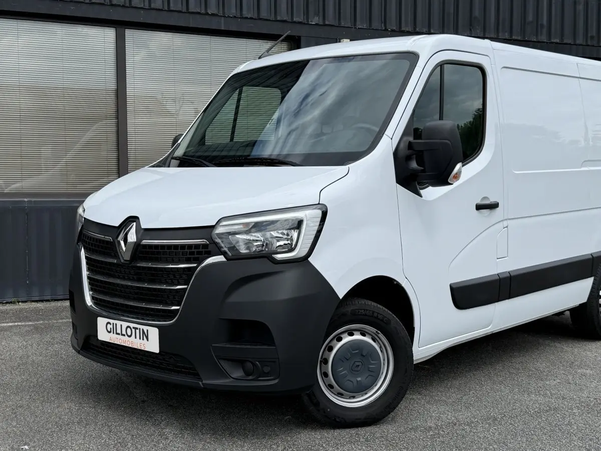 Renault Master blanc vu en 3/4 avant droit, avec calandre noire et jantes acier grises.