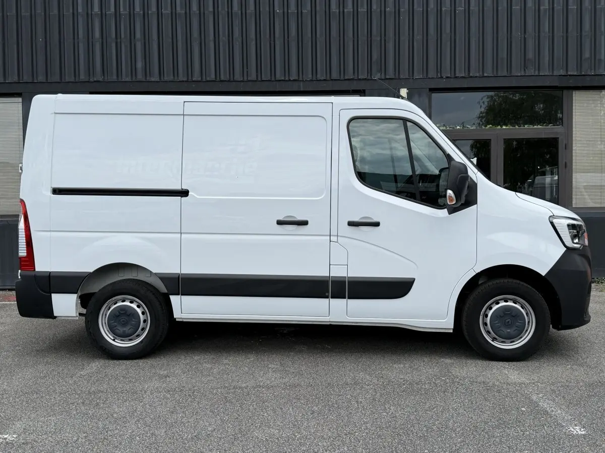 Vue de profil côté droit du fourgon blanc Renault Master FG Tr GCF F3300 L1H1 avec protections noires sur les bas de caisse.