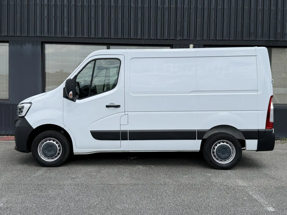 Vue de profil côté gauche d’un utilitaire Renault Master blanc avec porte latérale pleine et jantes acier.