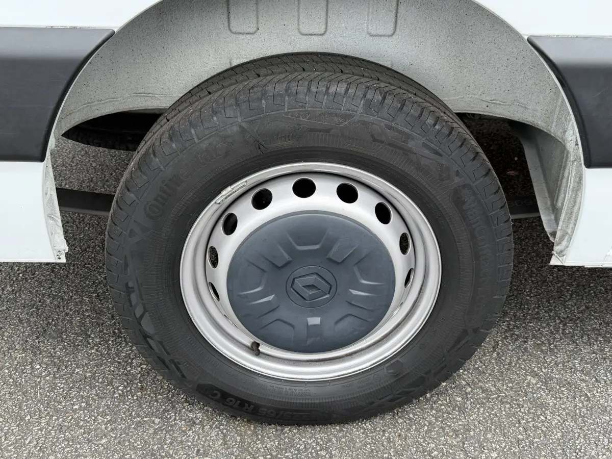 Gros plan sur la roue arrière droite blanche d’un Renault Master 2024 avec jante acier et logo Renault central.