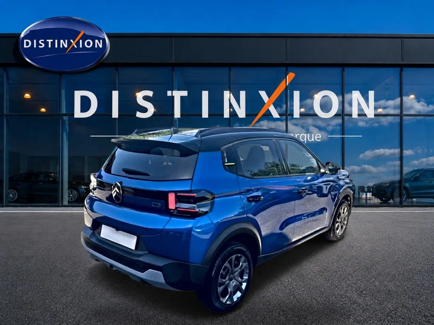 Vue 3/4 arrière droite d'une Citroën C3 bleu 2025 avec jantes alu et vitres arrière surteintées.