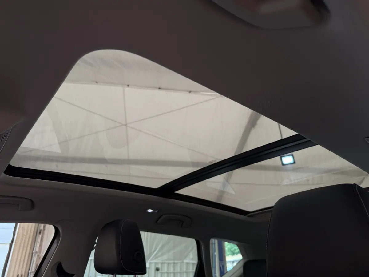 Toit ouvrant panoramique en verre du SEAT Ateca gris clair vu de l'intérieur arrière avec appuis-tête noirs visibles
