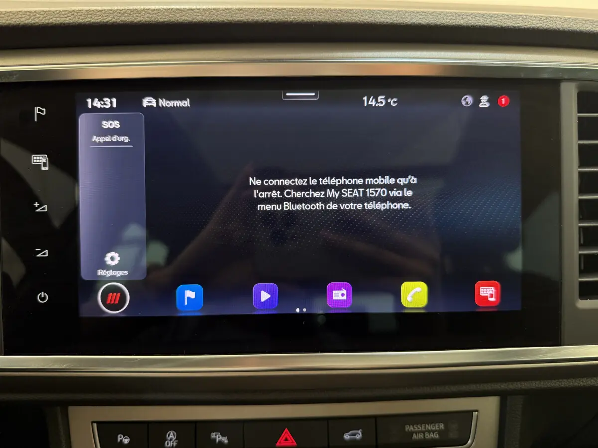 Écran tactile central du tableau de bord du SEAT Ateca 2023 affichant la connexion Bluetooth et l'appel d'urgence.