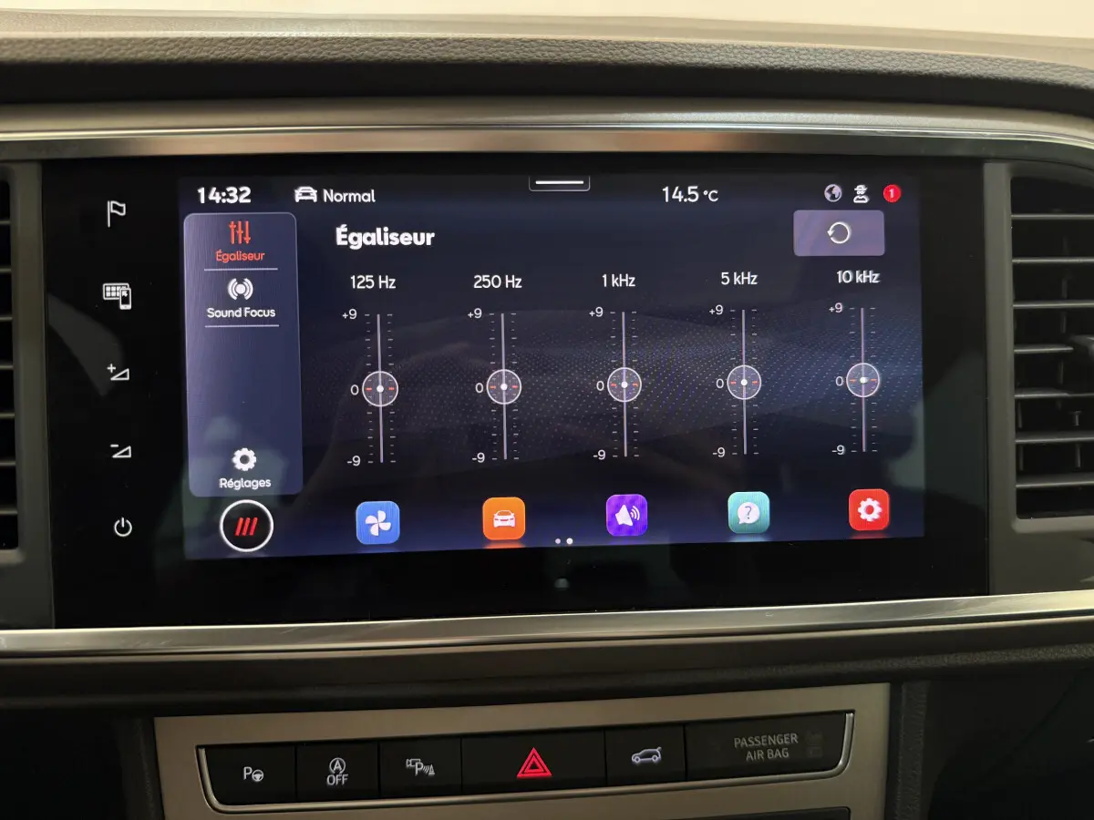 Écran tactile central affichant l'égaliseur audio du SEAT Ateca gris clair, vue intérieure frontale.