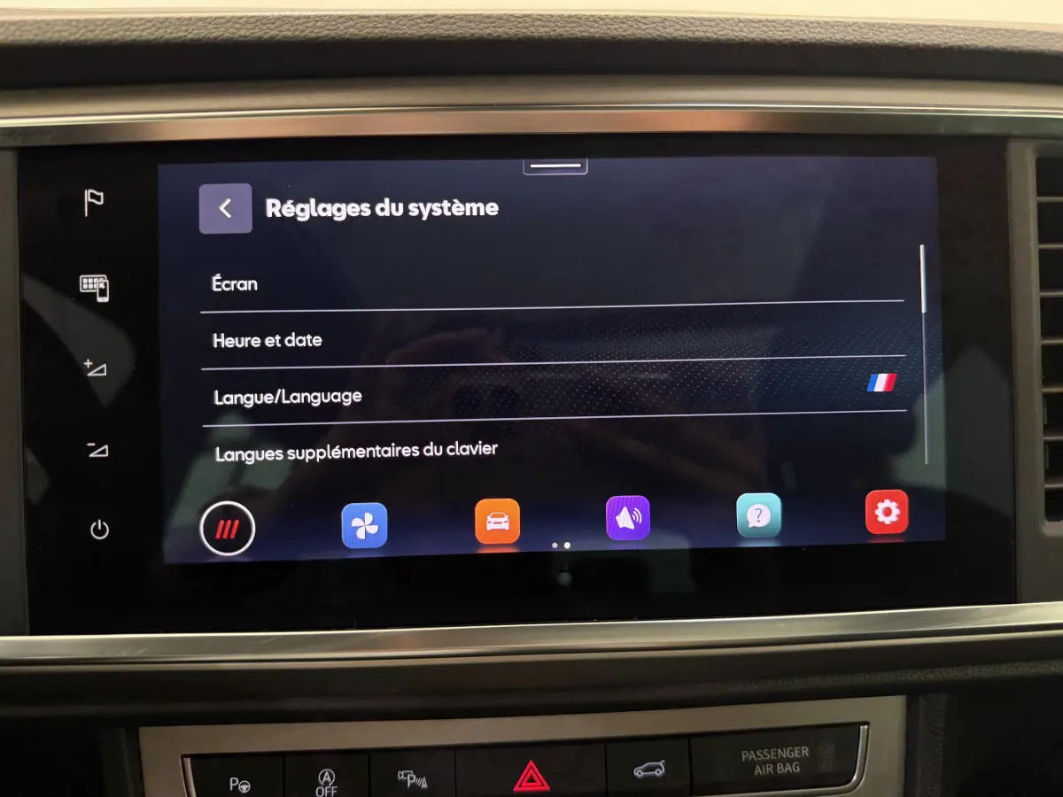 Écran tactile central du tableau de bord du SEAT Ateca gris clair 2023 affichant les réglages du système.