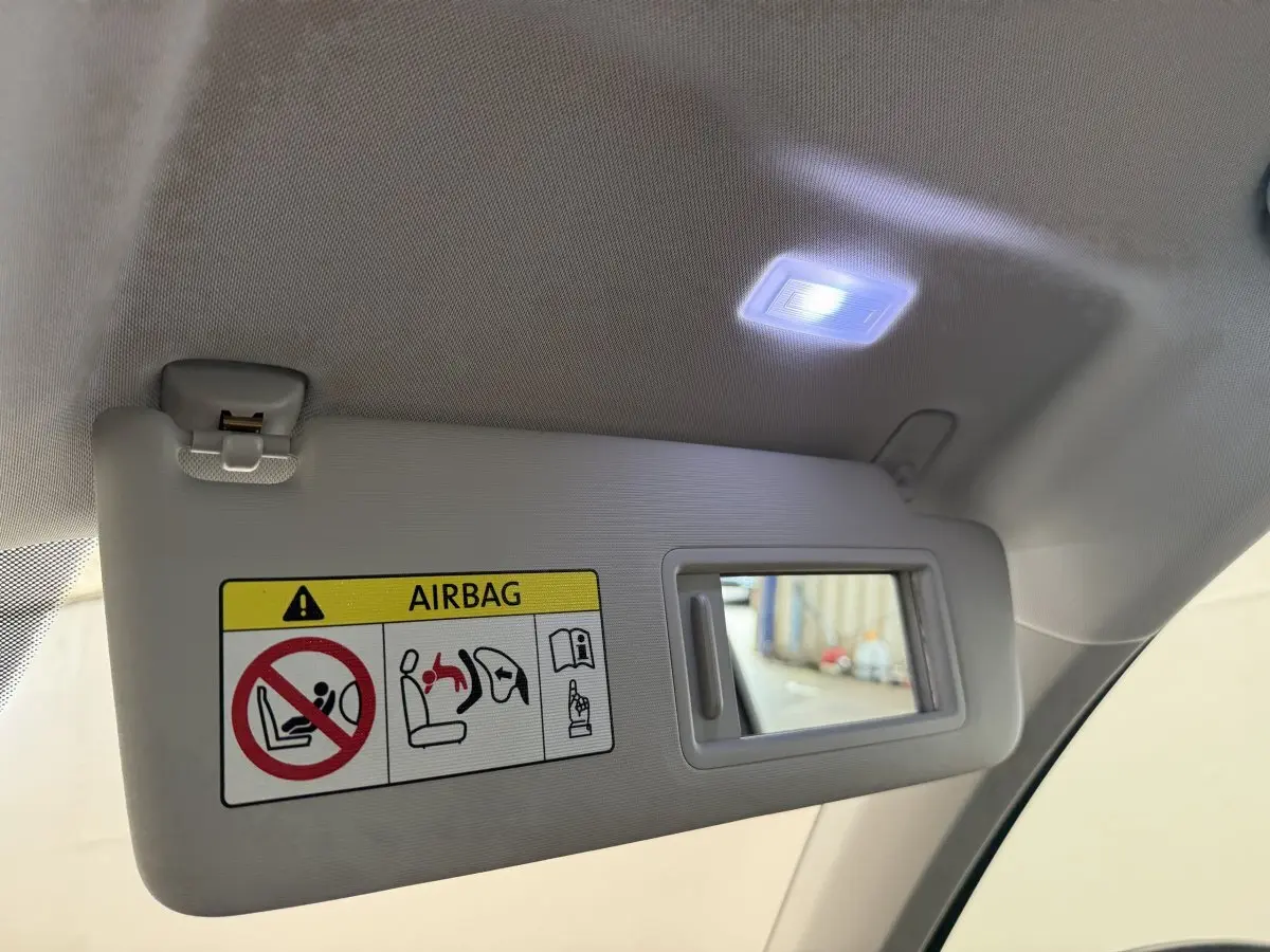 Détail du pare-soleil côté conducteur avec miroir éclairé dans un SEAT Ateca gris clair 2023.
