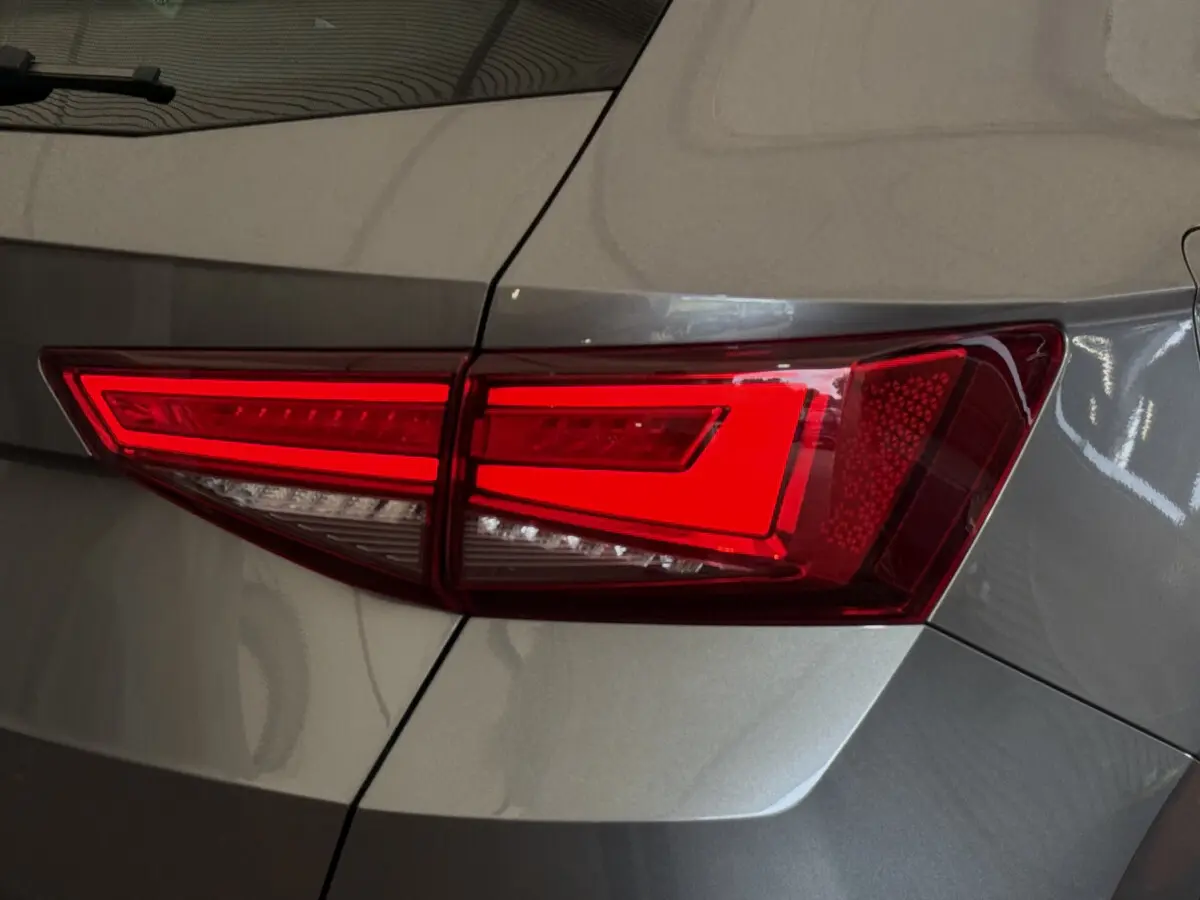 Gros plan sur le feu arrière droit rouge d’un SEAT Ateca gris clair 2023, soulignant ses lignes nettes et modernes.
