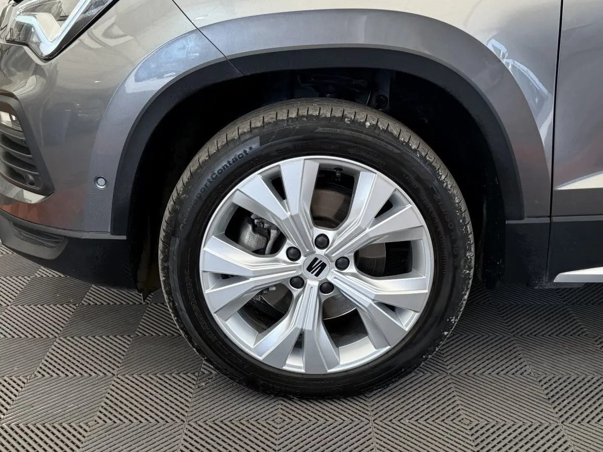 Gros plan sur la roue avant gauche gris clair du SEAT Ateca 2023 avec jante alliage distinctive.