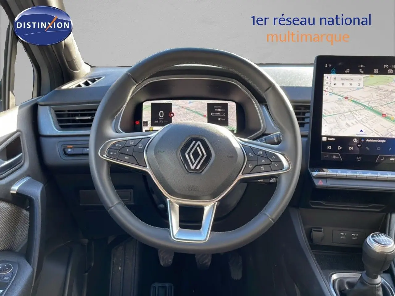 Vue intérieure centrée sur le volant et tableau de bord du Renault Captur gris Rafale 2025 avec écran tactile et boîte manuelle.