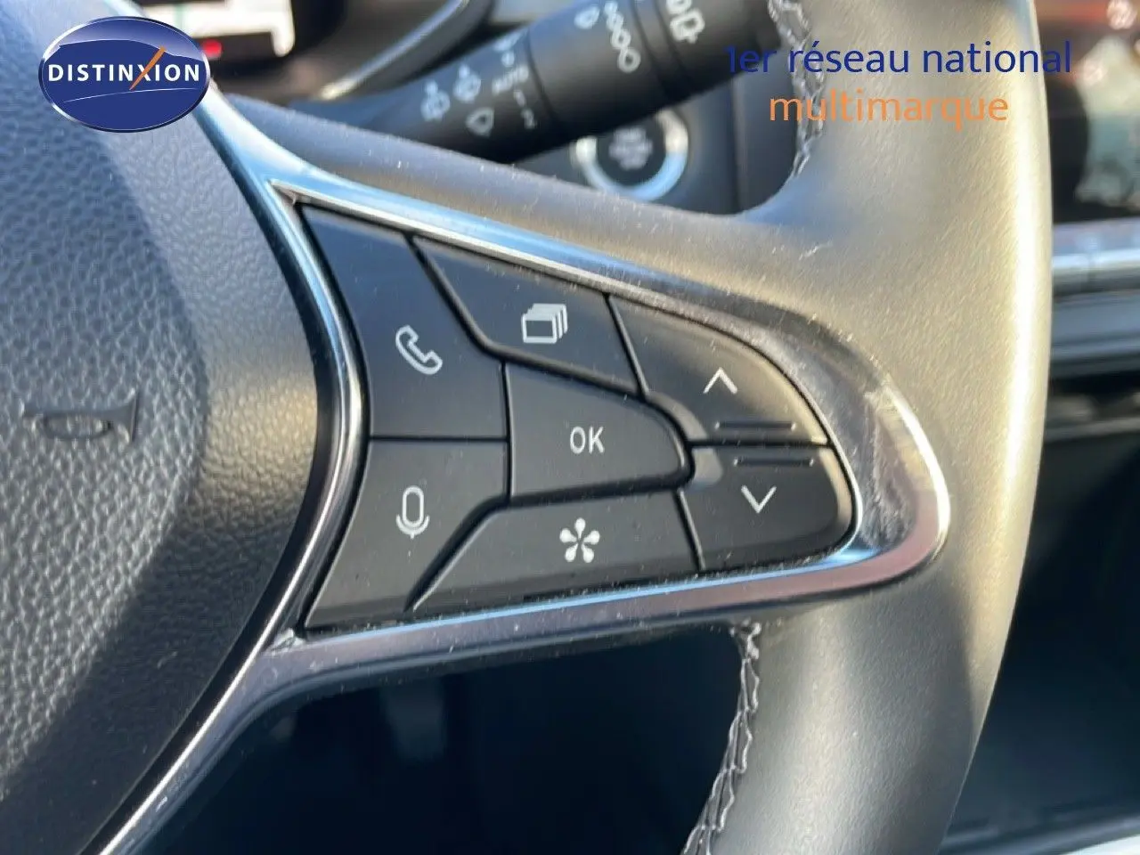 Gros plan sur les commandes au volant du Renault Captur 2025, finition gris rafale métal avec toit noir.