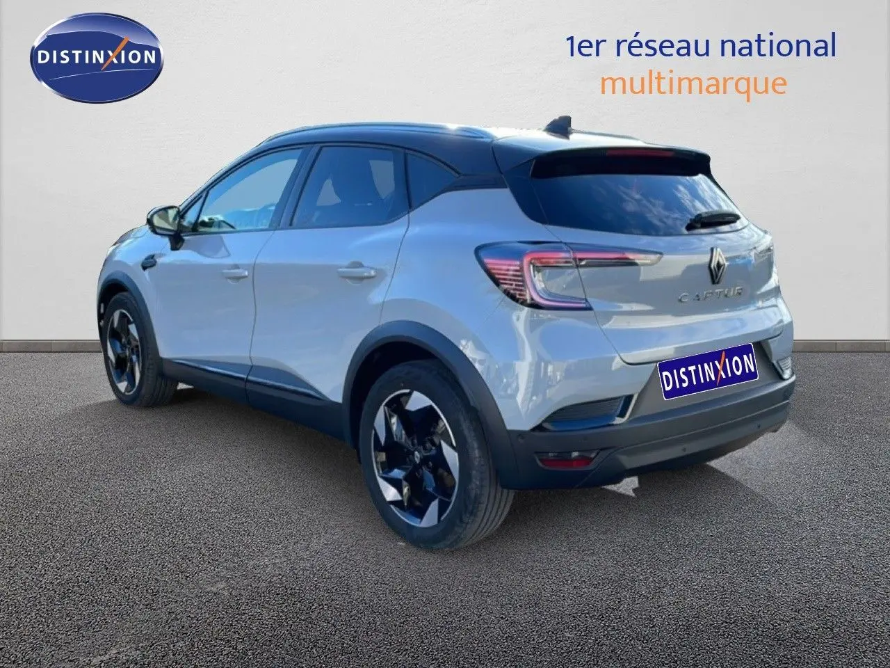 Vue 3/4 arrière droite d’un Renault Captur gris Rafale métal avec toit noir, jantes noires et vitres teintées.
