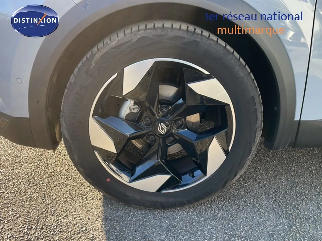 Gros plan sur la roue avant gauche du Renault Captur gris Rafale métal avec jante noire et argentée en étoile.