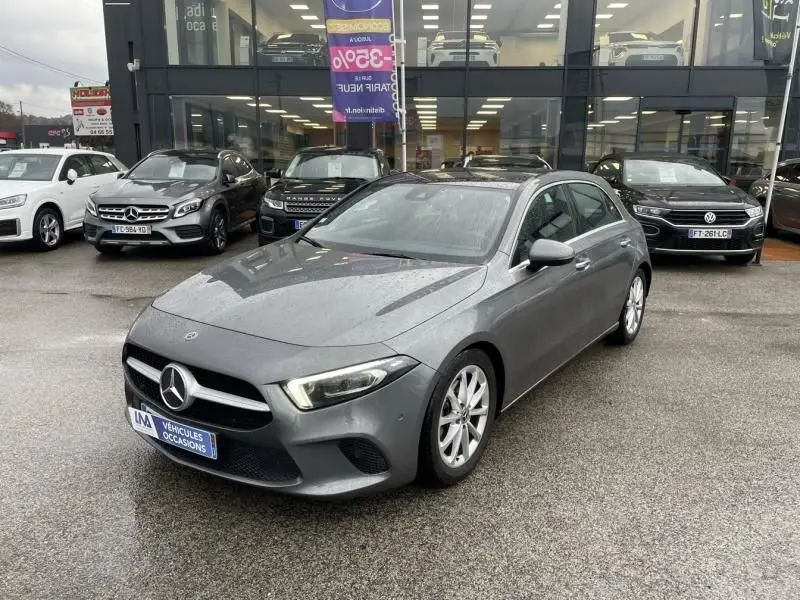 Mercedes Classe A 200 Progressive line gris foncé métal vue 3/4 avant sur parking devant concession.