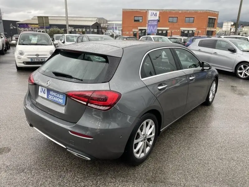 Vue 3/4 arrière droite d'une Mercedes Classe A 200 gris foncé métal, avec feux arrière LED et jantes alliage.