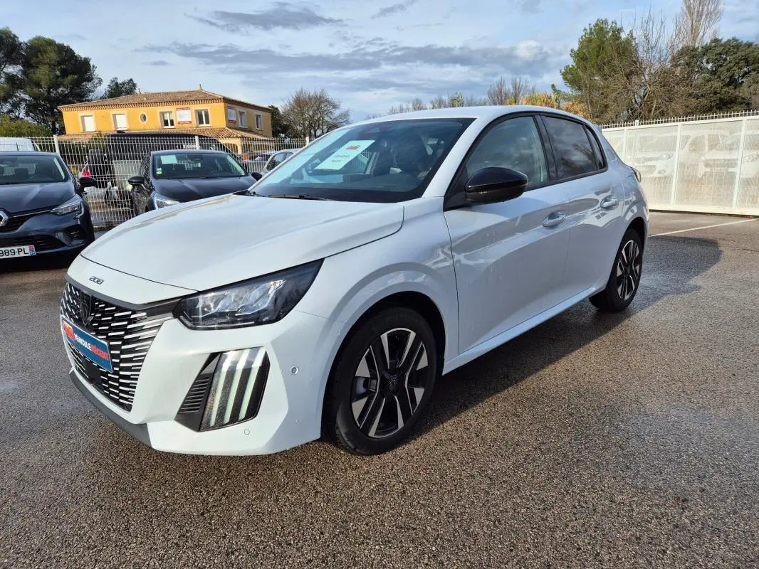 Peugeot 208 Hybrid blanc vue 3/4 avant droit, avec jantes alliage 16 pouces et calandre distinctive noire.