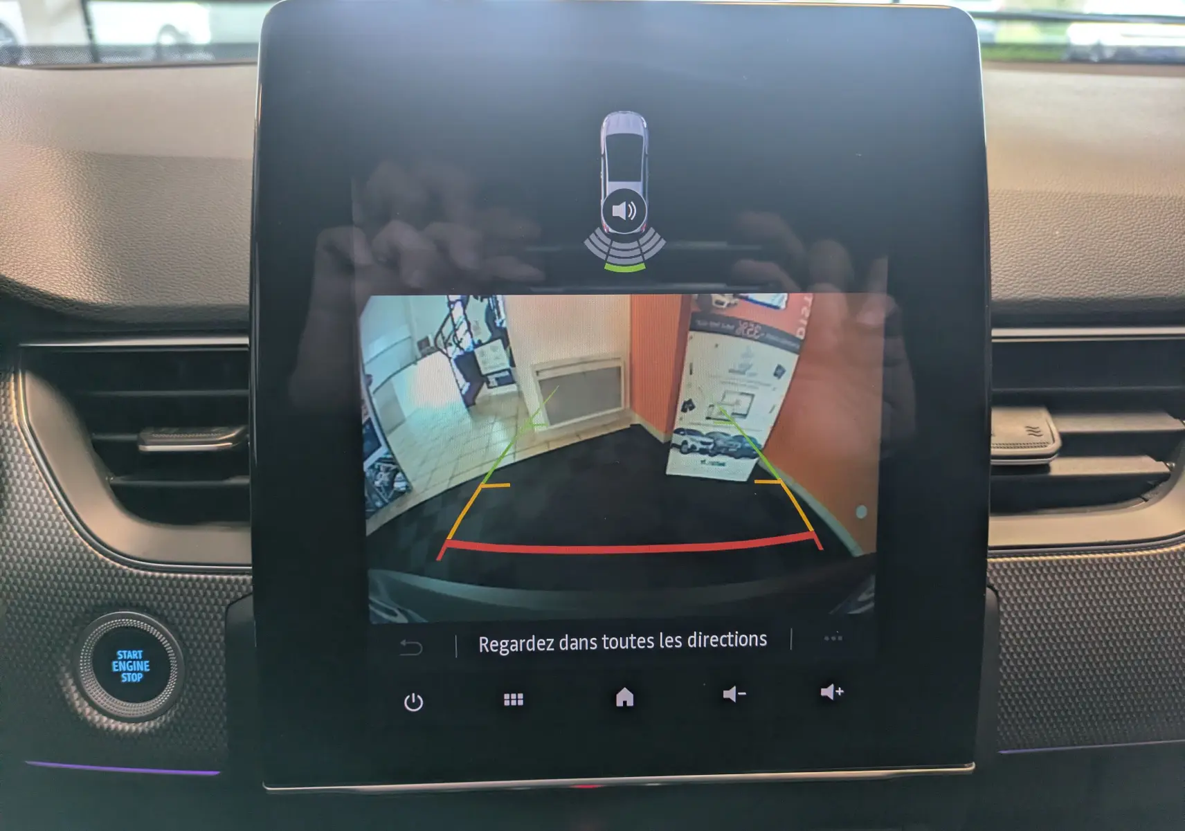 Vue intérieure de l'écran central du Renault Arkana noir métal 2023 montrant la caméra de recul avec lignes de guidage colorées.