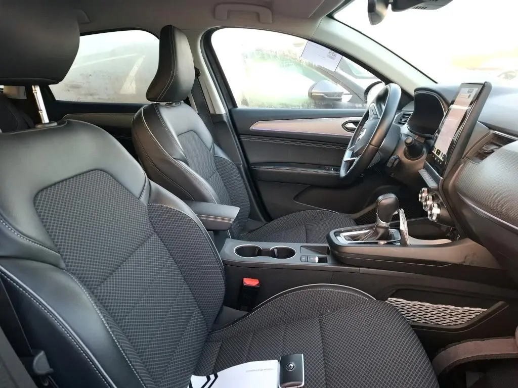Intérieur avant droit du Renault Arkana 1.6 E-Tech hybride 2023 avec sièges noirs, console centrale et écran tactile vertical.