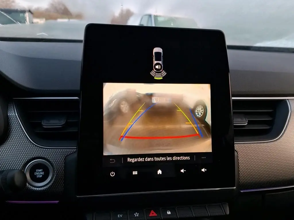 Affichage de la caméra de recul sur l'écran central du Renault Arkana noir métal, vue intérieure du tableau de bord.