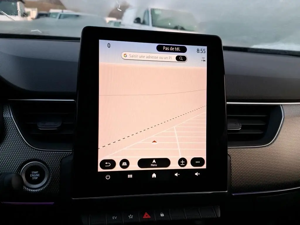 Écran tactile central du tableau de bord du Renault Arkana 2023, affichant le GPS avec interface claire.