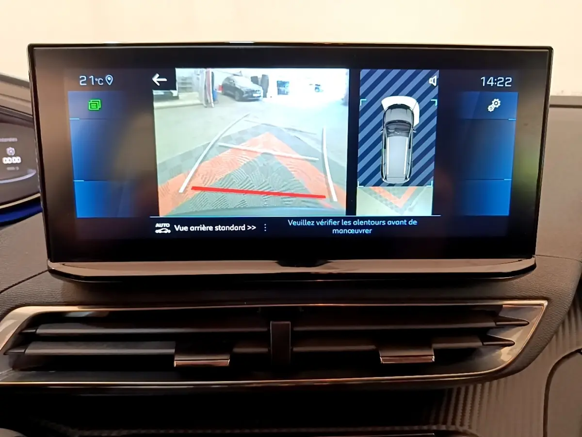 Écran tactile intérieur du Peugeot 5008 bleu montrant la caméra de recul et l’aide au stationnement arrière.