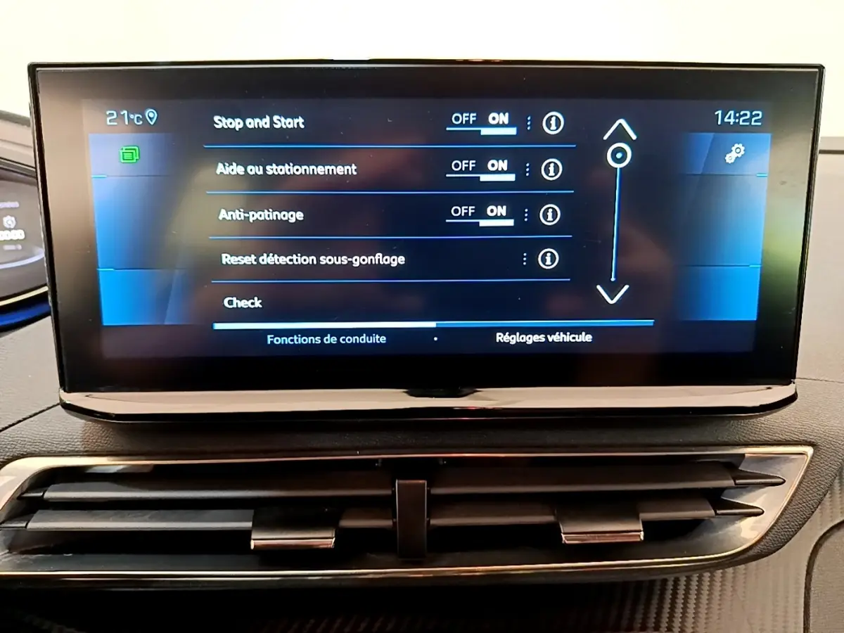 Écran tactile central du Peugeot 5008 bleu affichant les réglages d’aide à la conduite, vue de face rapprochée.