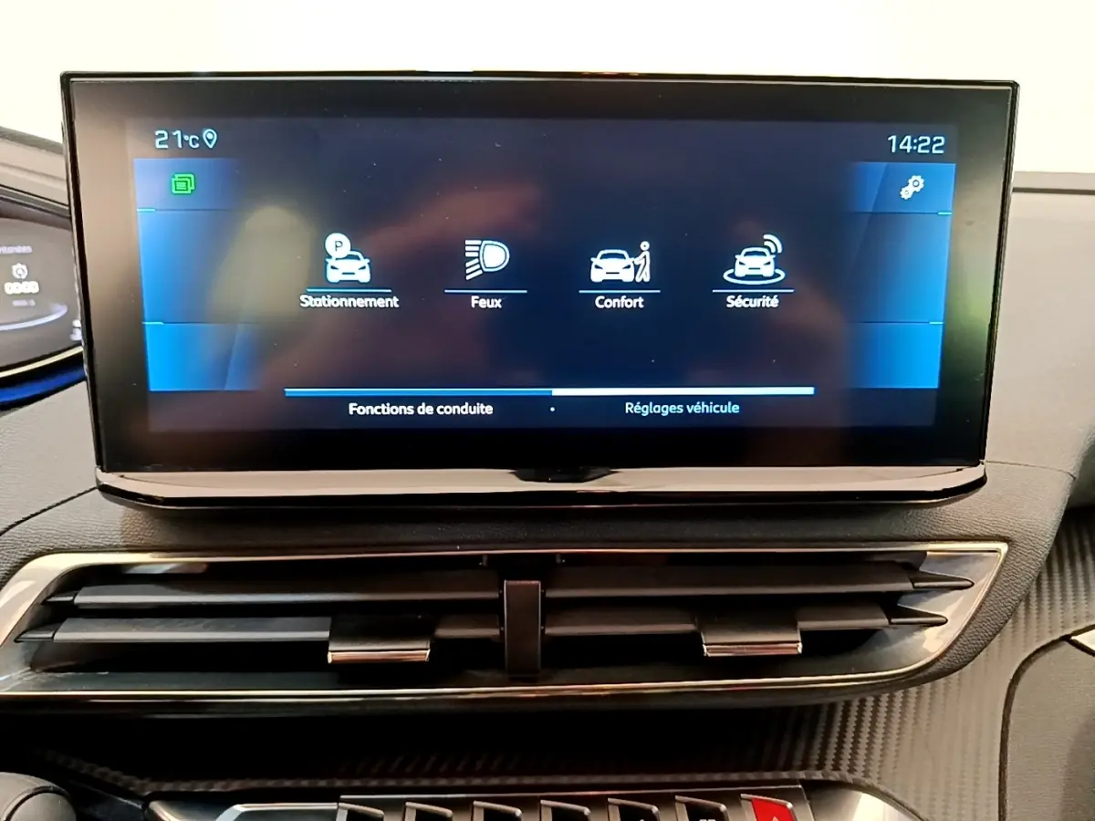 Écran tactile central du tableau de bord du Peugeot 5008 bleu, affichant les options de conduite et réglages véhicule.