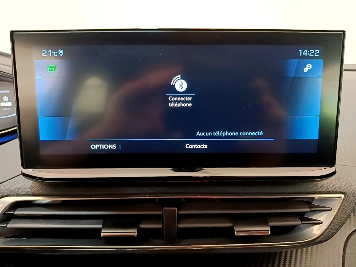 Écran tactile central du tableau de bord du Peugeot 5008 bleu, affichant la connexion Bluetooth téléphone.