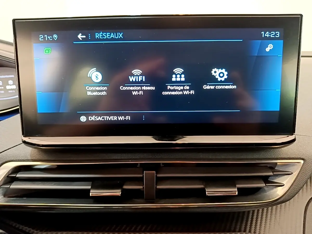 Écran tactile central affichant les options réseau Wi-Fi et Bluetooth dans l’habitacle d’un Peugeot 5008 bleu.