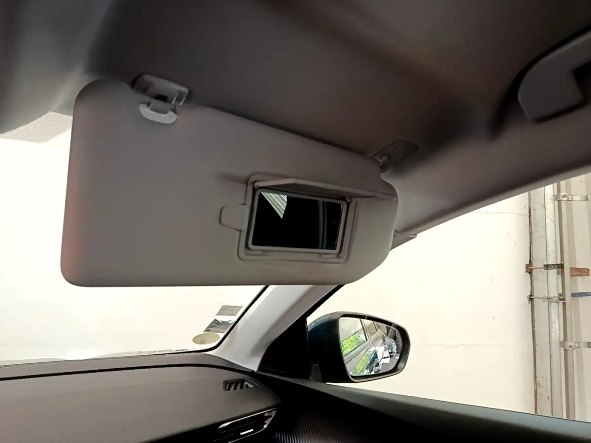 Intérieur du Peugeot 5008 bleu 2021, vue sur pare-soleil avec miroir et rétroviseur côté droit.
