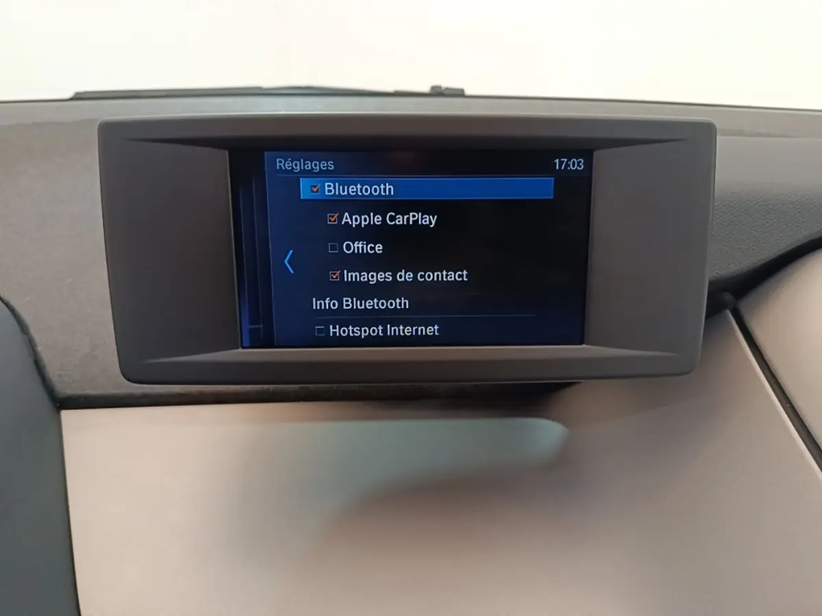 Écran central du tableau de bord de la BMW i3 120 Ah Atelier 2020 affichant les réglages Bluetooth.