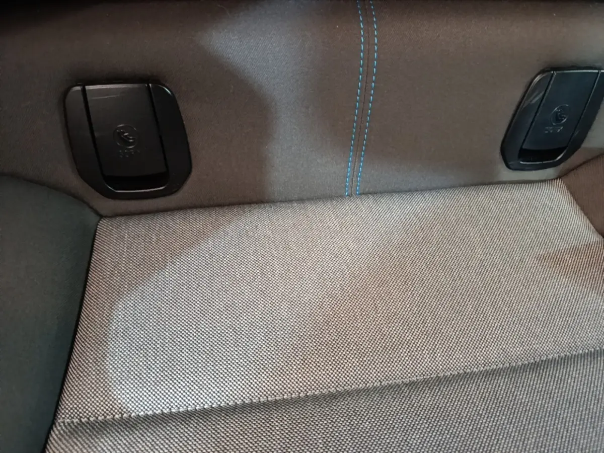 Gros plan sur la banquette arrière grise avec coutures bleues et attaches Isofix d'une BMW i3 noire 2020.